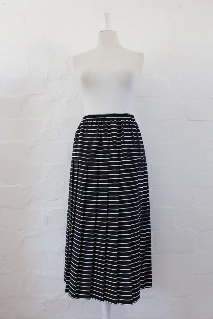 VINTAGE PLEATED BLACK WHITE STRIPED SKIRT - SIZE 16