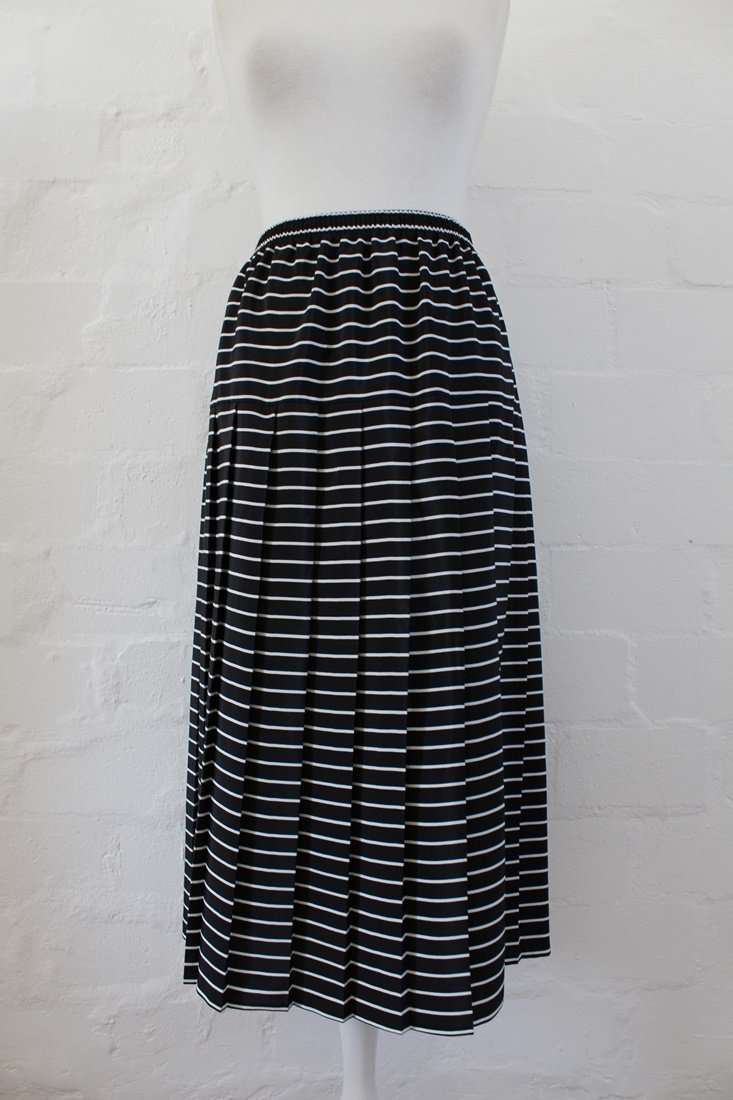 VINTAGE PLEATED BLACK WHITE STRIPED SKIRT - SIZE 16