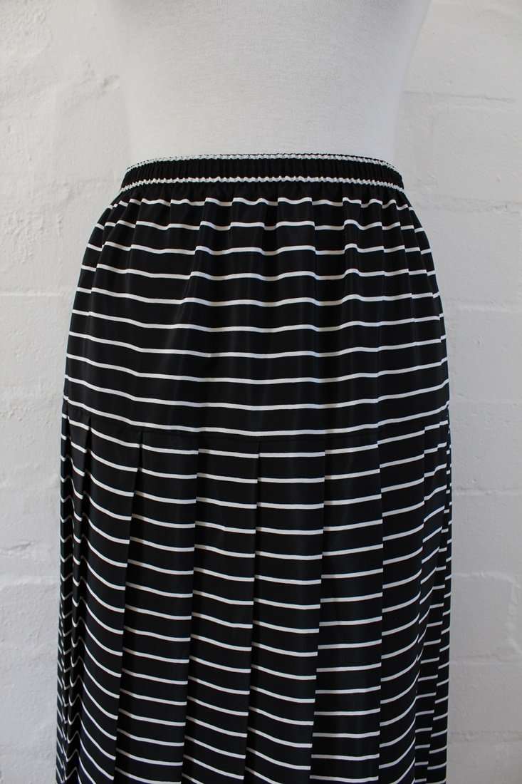 VINTAGE PLEATED BLACK WHITE STRIPED SKIRT - SIZE 16