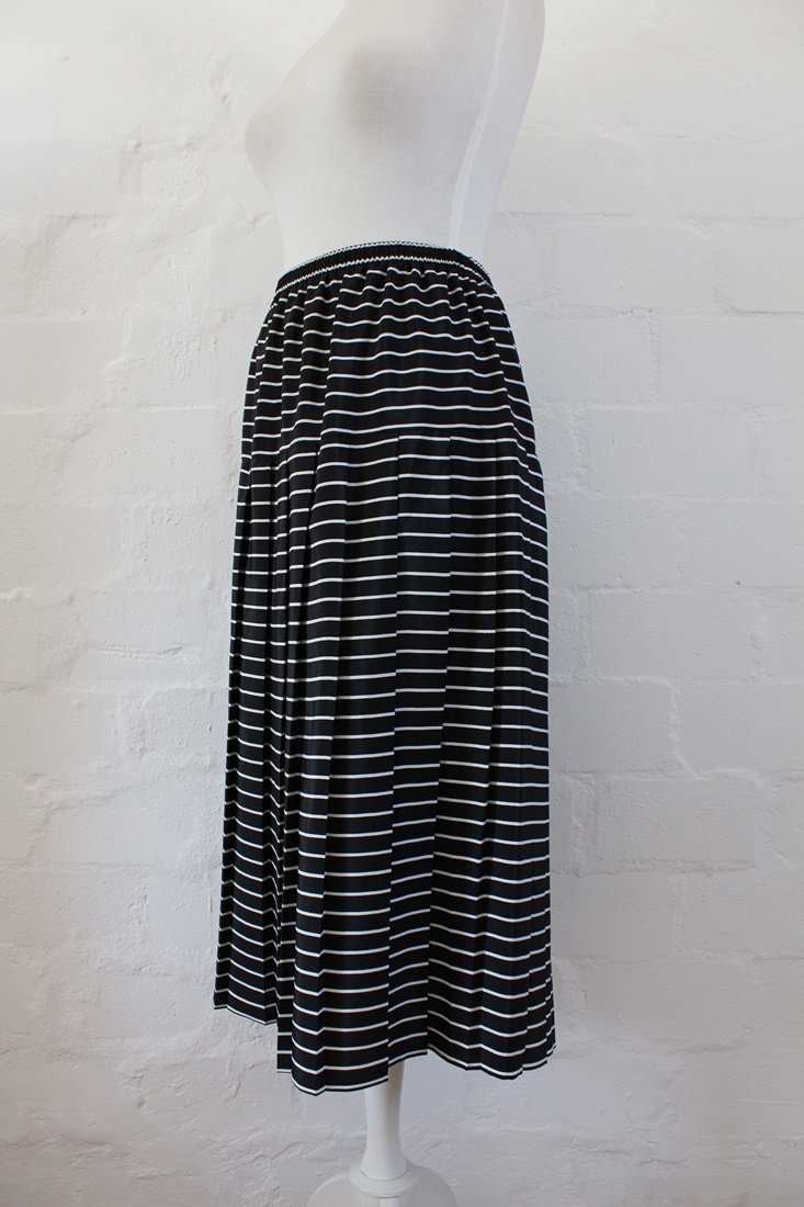 VINTAGE PLEATED BLACK WHITE STRIPED SKIRT - SIZE 16