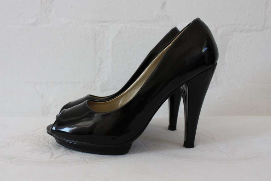BLACK PATENT PLATFORM PEEPTOE HEELS SHOES - SIZE 4