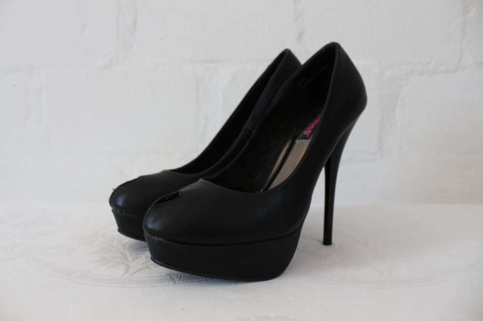 BLACK FAUX LEATHER PLATFORM STILETTO HIGH HEELS SHOES - SIZE 5