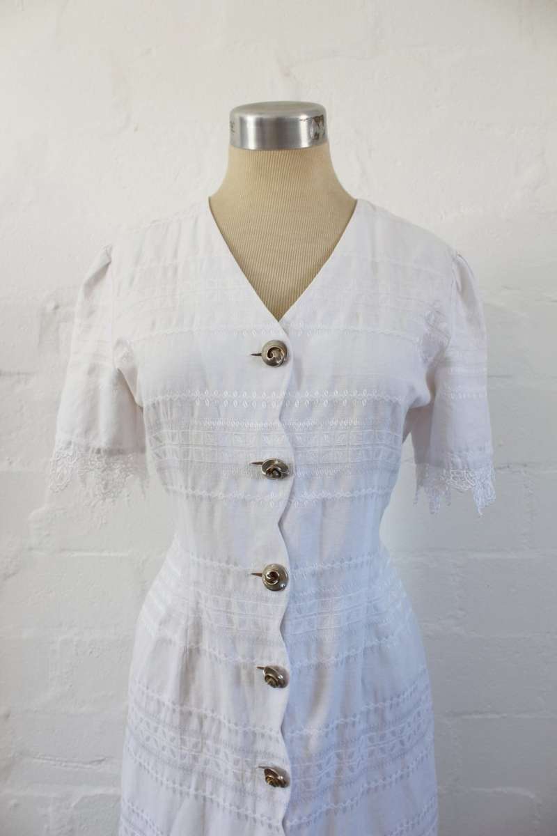 VINTAGE WHITE EMBROIDERED BUTTON DOWN FITTED DRESS - SIZE 10