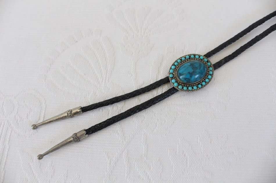 VINTAGE FAUX TURQUOISE BLACK LEATHER LARIAT NECKLACE
