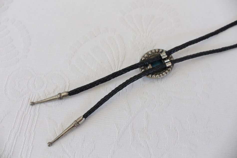 VINTAGE FAUX TURQUOISE BLACK LEATHER LARIAT NECKLACE