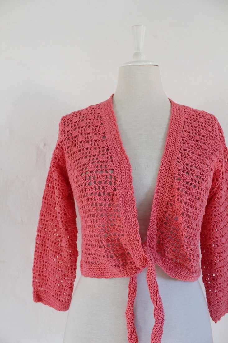 VINTAGE CROCHET KNIT CORAL PINK TIE FRONT CROPPED JERSEY - SIZE L