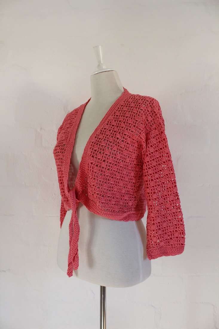 VINTAGE CROCHET KNIT CORAL PINK TIE FRONT CROPPED JERSEY - SIZE L