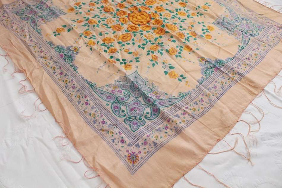 VINTAGE 100% SILK FLORAL PRINT PINK LARGE FRINGED SCARF