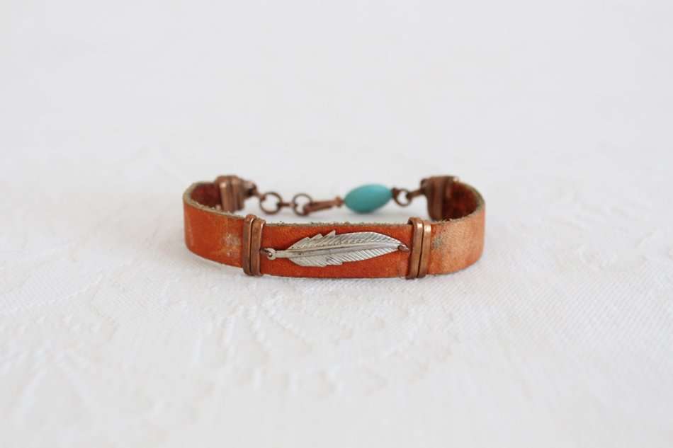 VINTAGE LEATHER LEAF MOTIF BRACELET BANGLE
