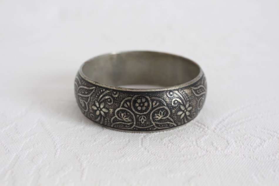 VINTAGE FLOWER EMBOSSED SILVER TONE BANGLE