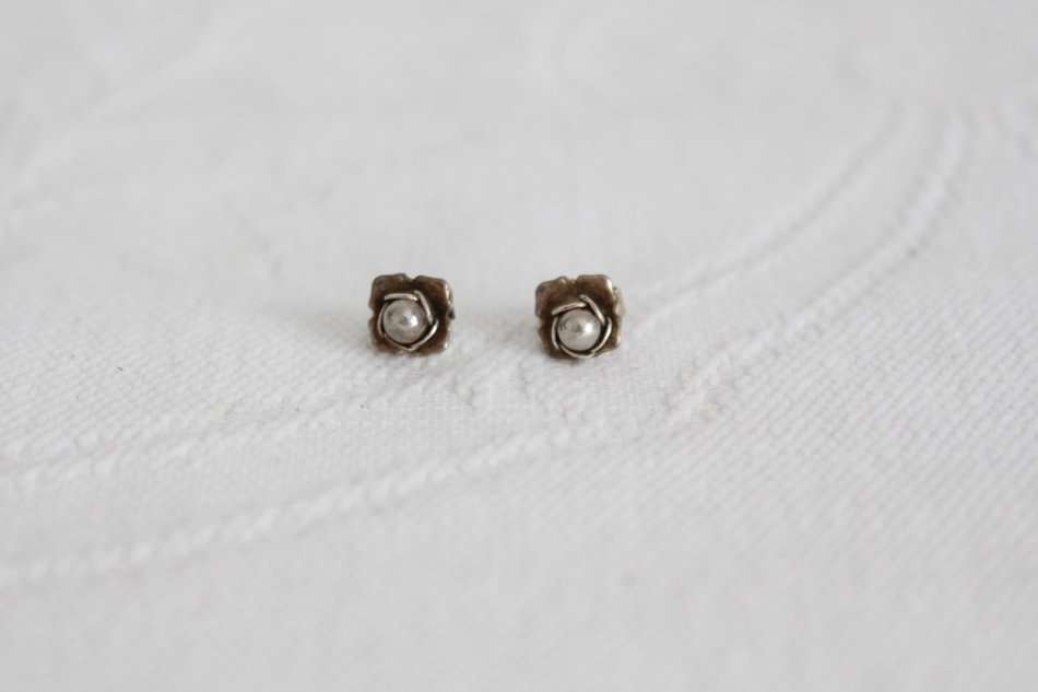 STERLING SILVER VINTAGE SMALL FLOWER STUD EARRINGS