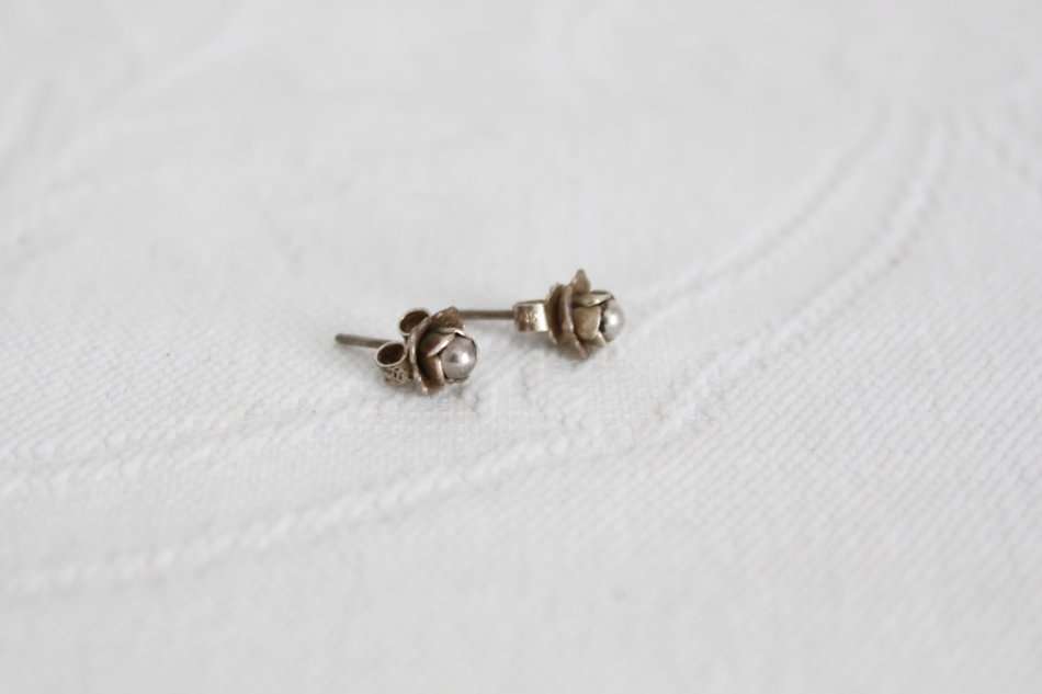 STERLING SILVER VINTAGE SMALL FLOWER STUD EARRINGS