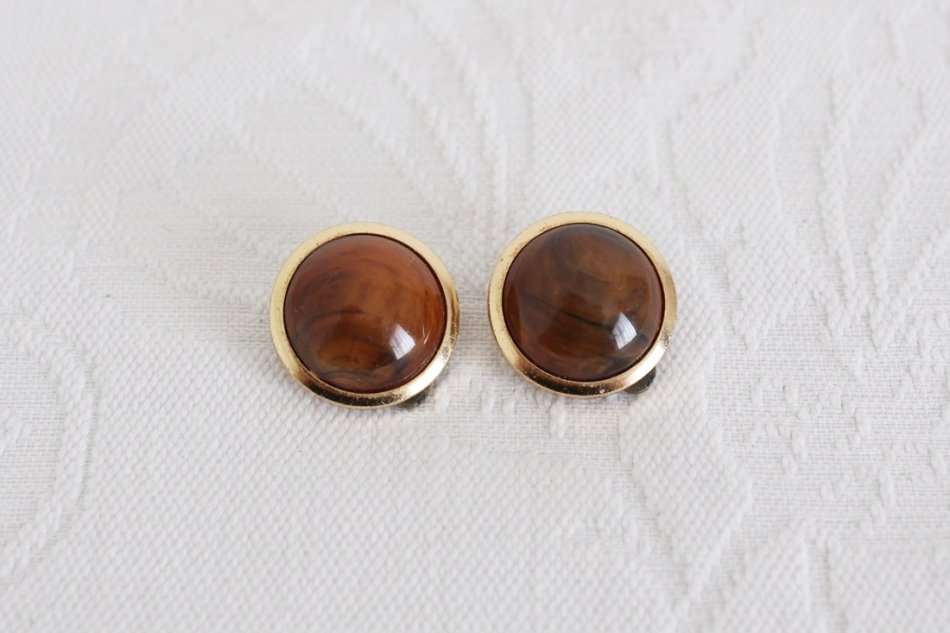 VINTAGE GOLD TONE BROWN SWIRL CLIP-ON EARRINGS