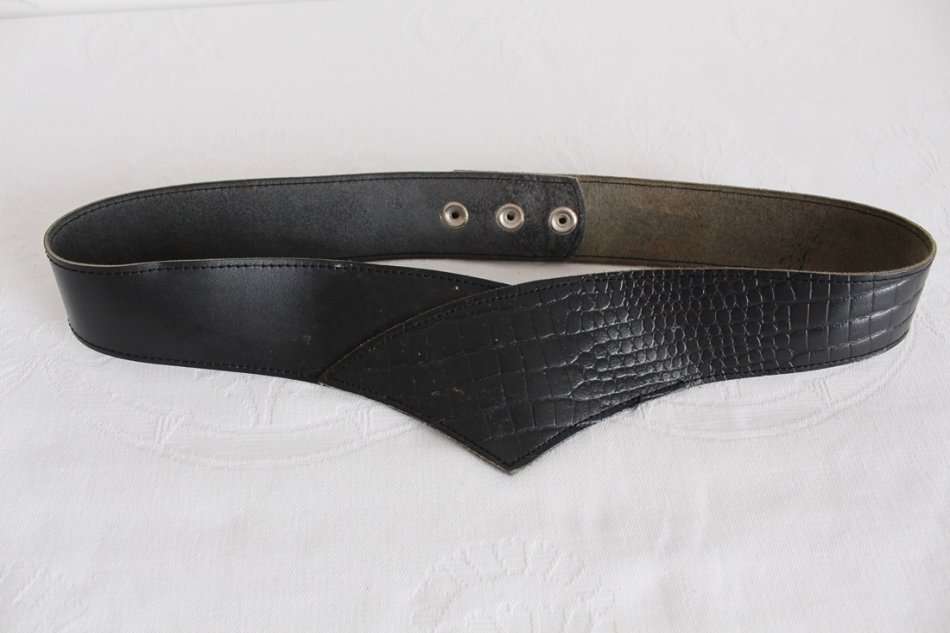 VINTAGE GENUINE LEATHER BLACK CROC PRINT WAIST BELT