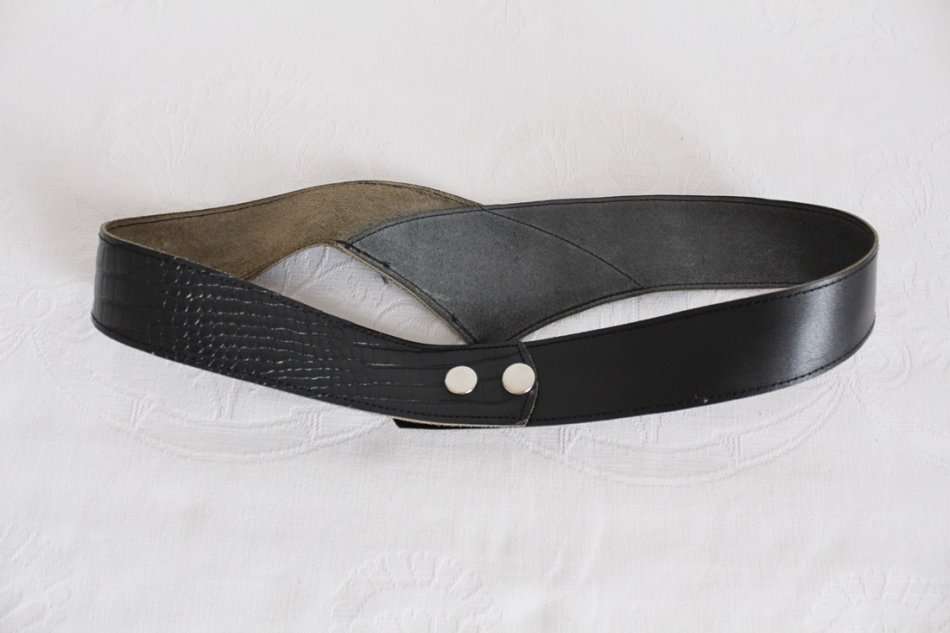 VINTAGE GENUINE LEATHER BLACK CROC PRINT WAIST BELT