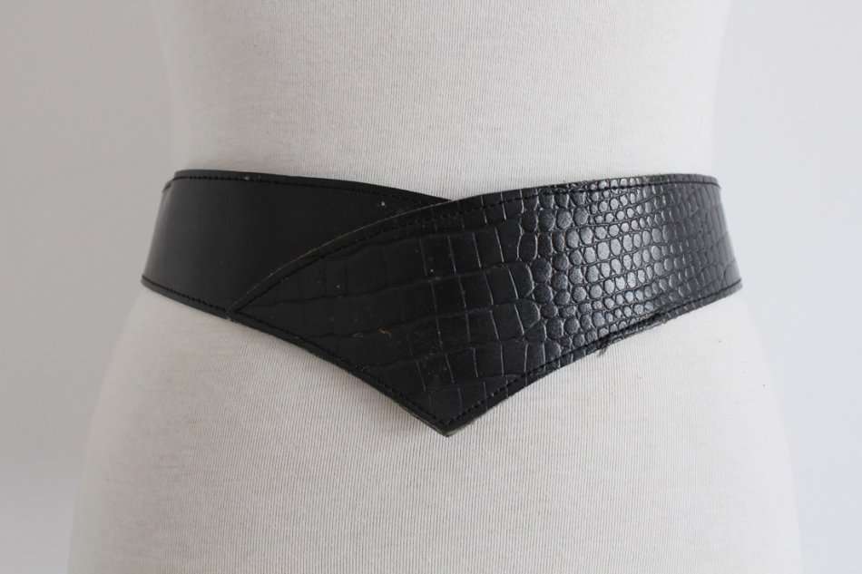 VINTAGE GENUINE LEATHER BLACK CROC PRINT WAIST BELT