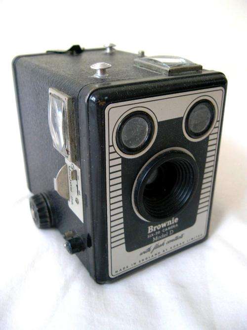 VINTAGE/ ANTIQUE BROWNIE SIX-20 CAMERA MODEL D WITH FLASH CONTACTS - KODAK LIMITED ENGLAND