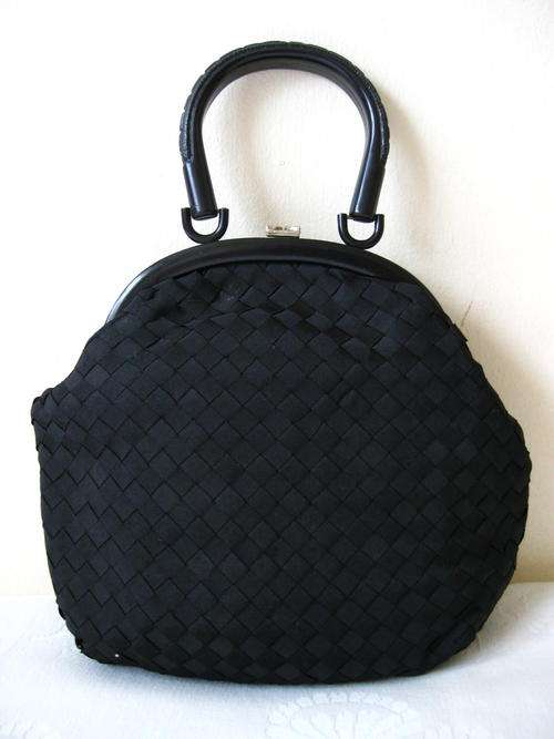 VINTAGE 1950S "SLAVIN" BLACK LUCITE HANDLE EVENING WOVEN RIBBON HANDBAG CLUTCH