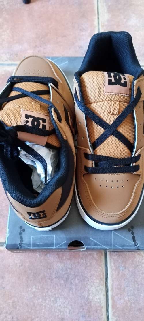 DC Men`s Pure Skate Sneaker UK 7