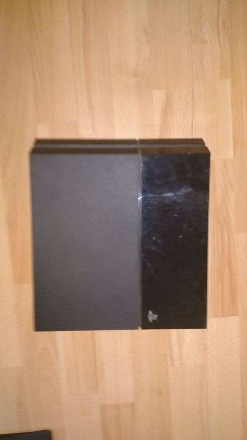 500GB PS4 with one slightly damaged controller