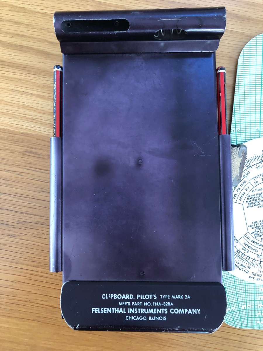 PILOTS EQUIPMENT - COMPUTER AND KNEEBOARD