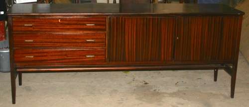 A GORGEOUS VERY LONG 70's  SERVER/ SIDE BOARD WITH LOTS OF CUPBOARD SPACE