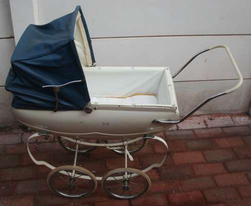 AN AWESOME VINTAGE TRI-ANG DOLLS PRAM WITH STEEL CHASSIS AND CASING AND FABRIC HOOD