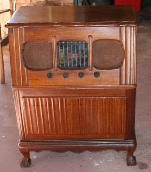 A MAGNIFICENT OLD BALL AND CLAW VINTAGE/ANTIQUE RADIO GRAM PERFECT TO FIT YOUR NEW MODERN SYSTEM