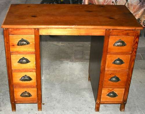 A MAGNIFICENT OAK DESK WITH 8 DRAWERS BEAUTIFUL PIECE OF FURNITURE