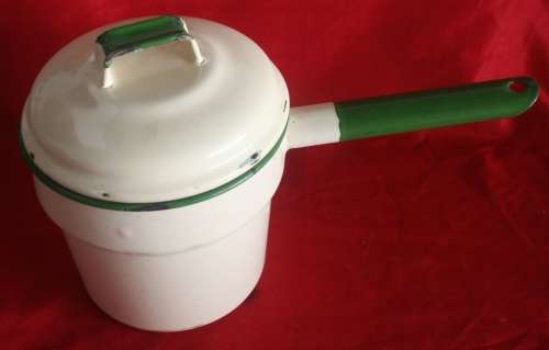 WOW A FANTASTIC VINTAGE CREAM ENAMEL POT WITH A LONG GREAN HANDEL