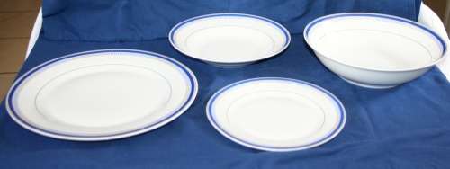 A EXQUISITE COLLECTION OF19 DINNER PLATES BY LE MORGAN THE BLUE SUPREME RANGE