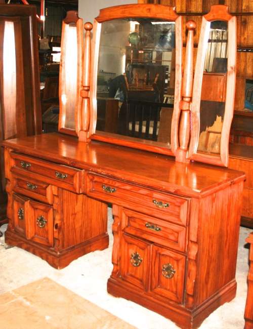 A MAGNIFICENT VERRY HEAVY & LARGE DRESSING TABLE THE OUTSIDE IS FINISHED IN A THICK AGED PINE