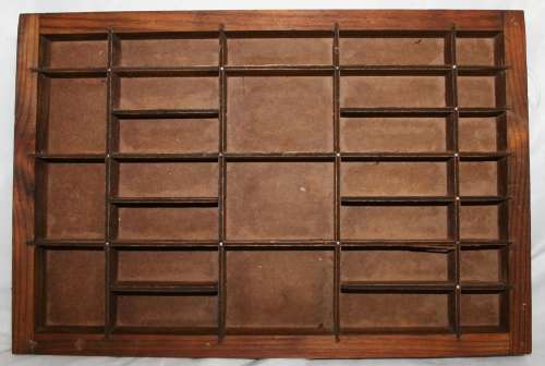 A FANTASTIC  WOODEN PRINTERS TRAY WITH 29 DIFFERENT SIZE SLOTS