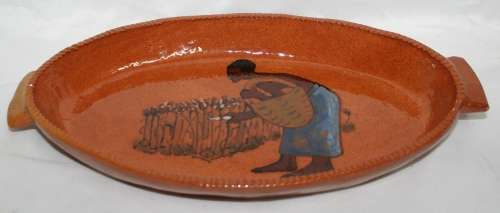 A STUNNING POTERY GLAZED SERVING DISH BEAUTIFULLY DECORATED