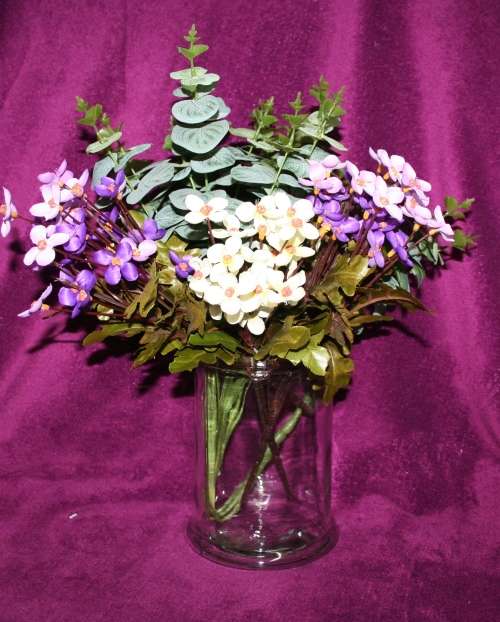 A STUNNING THICK GLASS FLOWER VASE