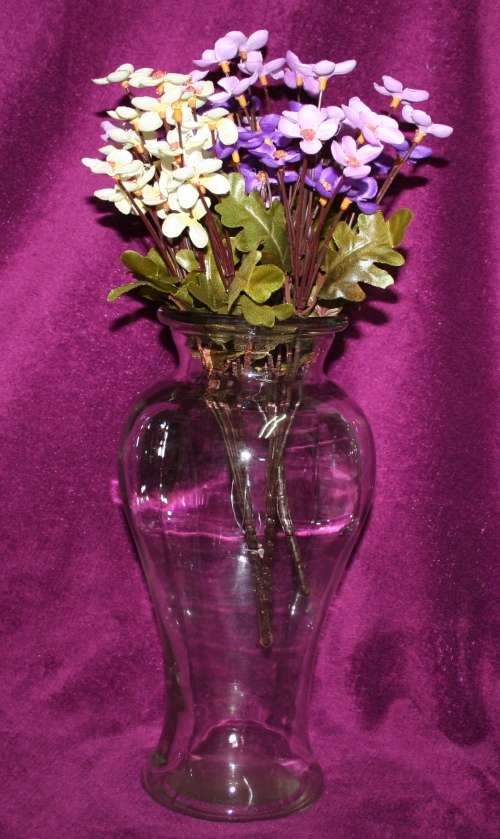 A BEAUTIFUL SHAPED GLASS FLOWER VASE