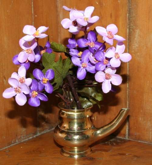 A MAJESTIC VINTAGE BRASS GEENIE LAMP A NEED TO HAVE