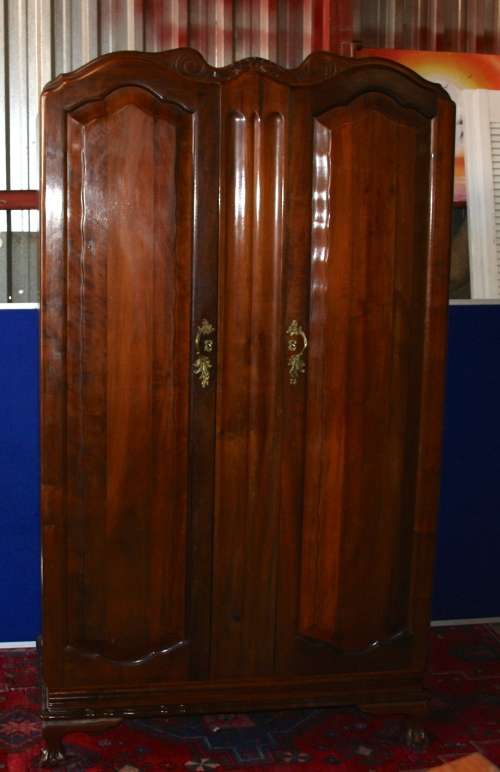 WOW WHAT A STYLISH IMBUIA 2 DOOR WARDROBE WITH ORNATE DETAIL AND CAMPHO WOOD INSIDE EXQUISITE
