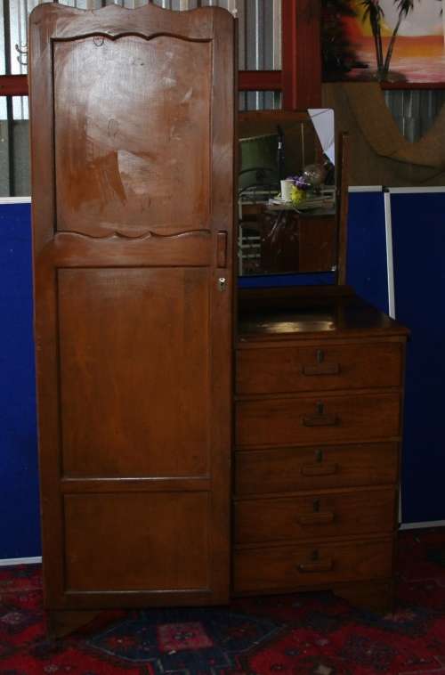 A EXQUISITE JONG MAN KAS WITH A MIRROR WHAT A MAGNIFICENT CUPBOARD!!!