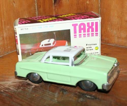 A STUNNING COLLECTABLE WIND BACK METAL CAR IN THE ORIGINAL BOX