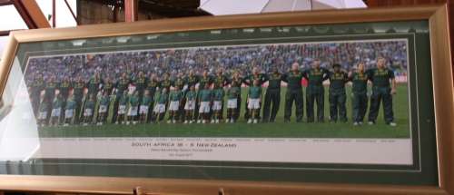 A MAGNIFICENT FRAMED COLLECTABLE RUGBY PICTURE - SOUTH AFRICA VS NEW ZEALAND (18-5) 20 AUGUSTUS 2011