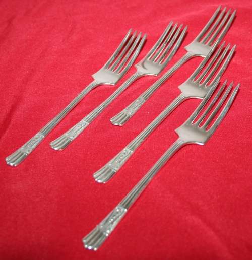 Here's a set of six Yeoman (England) silver plated hors d'oeuvres forks.