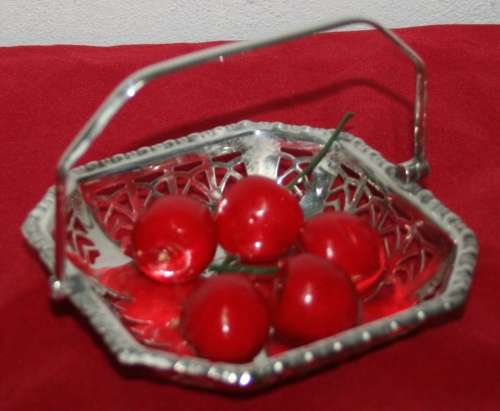 This very sweet vintage silver plated bon bon dish is just perfect for sharing delicious