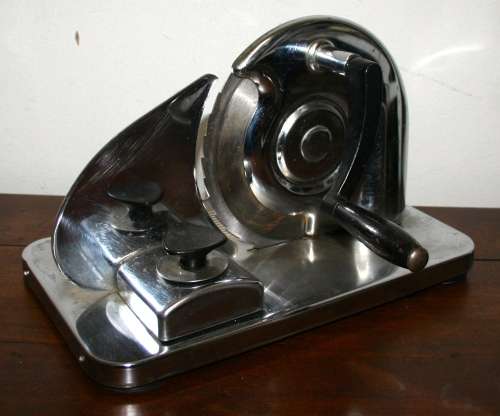 Great addition to your kitchen . a meat/bread/cheese slicer in a great vintage condition.