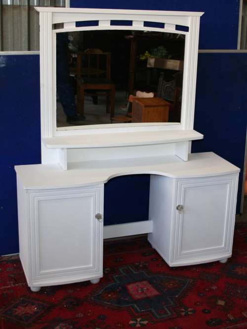 A STUNNING CRISP WHITE PAINTE VENEERED DRESSING TABLE PERFECT TO FINISH IN YOUR OWN PAINT TECHNIQUE