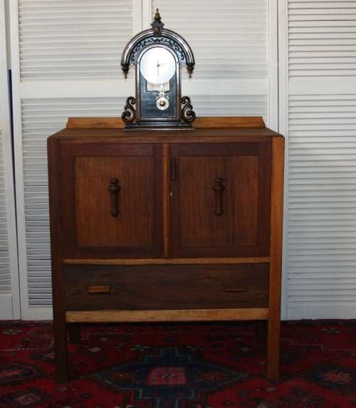 A EXQUISITE VINTAGE/ANTIQUE OAK CUPBOARD OR LIQOUR CABINET IN A GOOD CONDITION