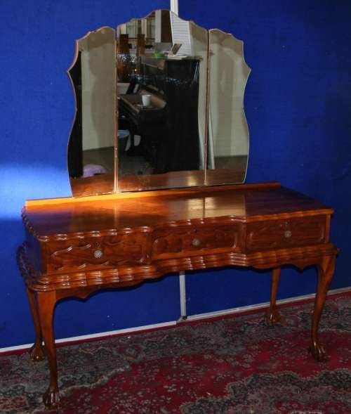 A GORGEOUS VINTAGE KIAAT BALL & CLAW DRESSING TABLE WITH 3 DRAWERS AND 3 MIRROR. STUNNING!!!