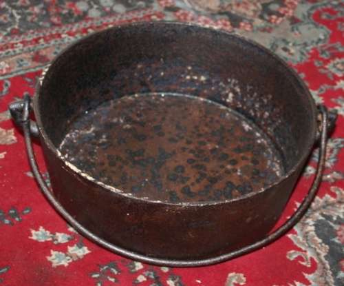 A VINTAGE HEAVY BLACK POT WITH LOVLEY PATINA - SHABBY DECOR