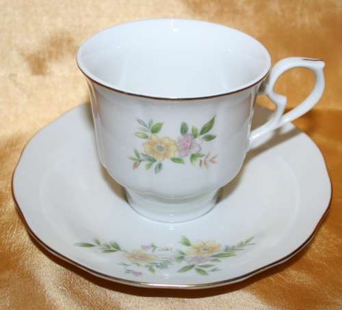 FIVE EXQUISITE ORIENTAL PORCELAIN DIO TEA CUPS WITH A BEAUTIFUL YELLOW FLORAL PATERN