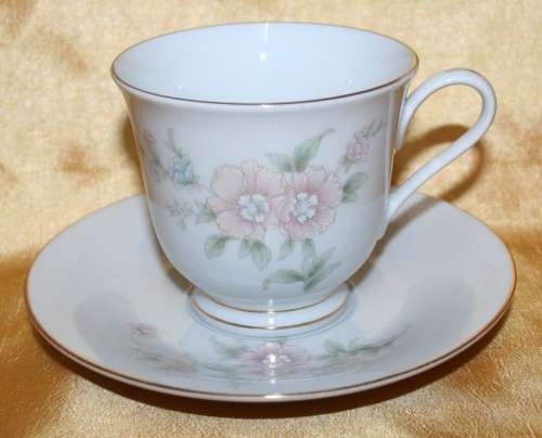 A COLLECTION OF FIVE CANAN PORCELAIN DIO TEA CUPS WITH A STUNNING FLORAL PATERN